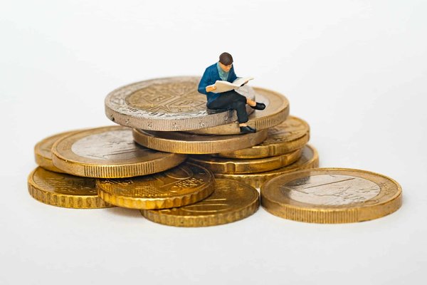 Comment les expatriés peuvent-ils gérer efficacement leurs finances et obligations fiscales internationales ?